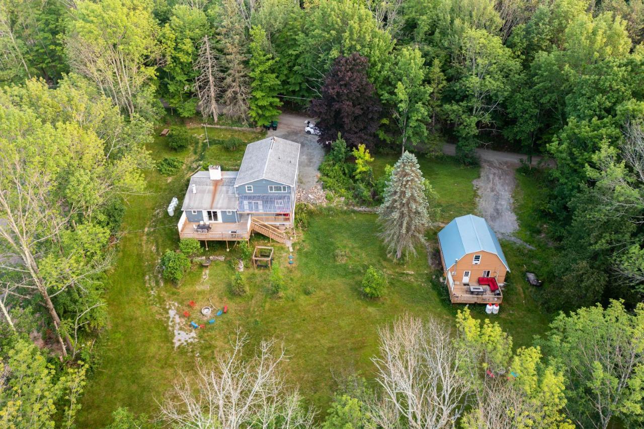 Hidden Poconos Farmhouse 6 Bedroom - Nearby Ski! Hot Tub, Game Room, Huge Deck, Bbq Grill, Firepit, Space For Groups! 4 Luxurious Baths Holiday home