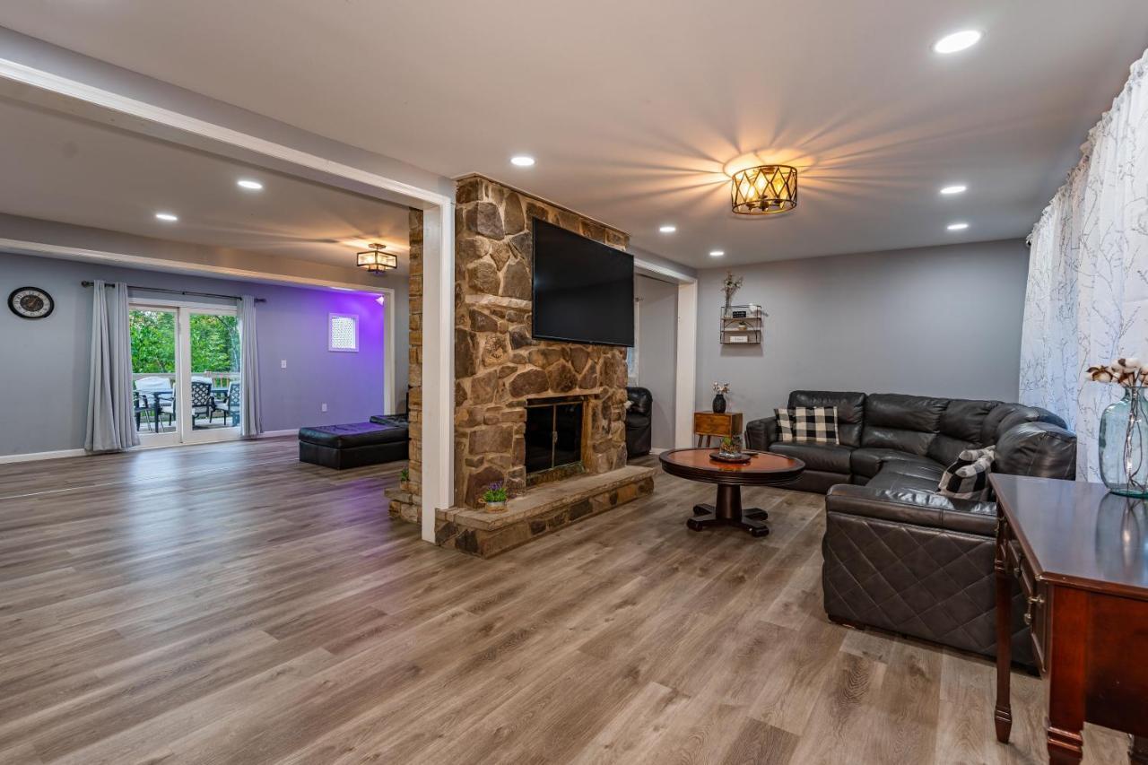 Holiday home Hidden Poconos Farmhouse 6 Bedroom - Nearby Ski! Hot Tub, Game Room, Huge Deck, Bbq Grill, Firepit, Space For Groups! 4 Luxurious Baths *