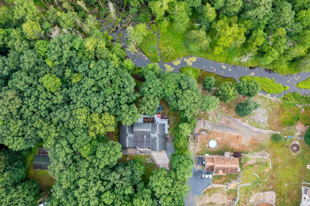 Hidden Poconos Farmhouse 6 Bedroom - Nearby Ski! Hot Tub, Game Room, Huge Deck, Bbq Grill, Firepit, Space For Groups! 4 Luxurious Baths * Newfoundland