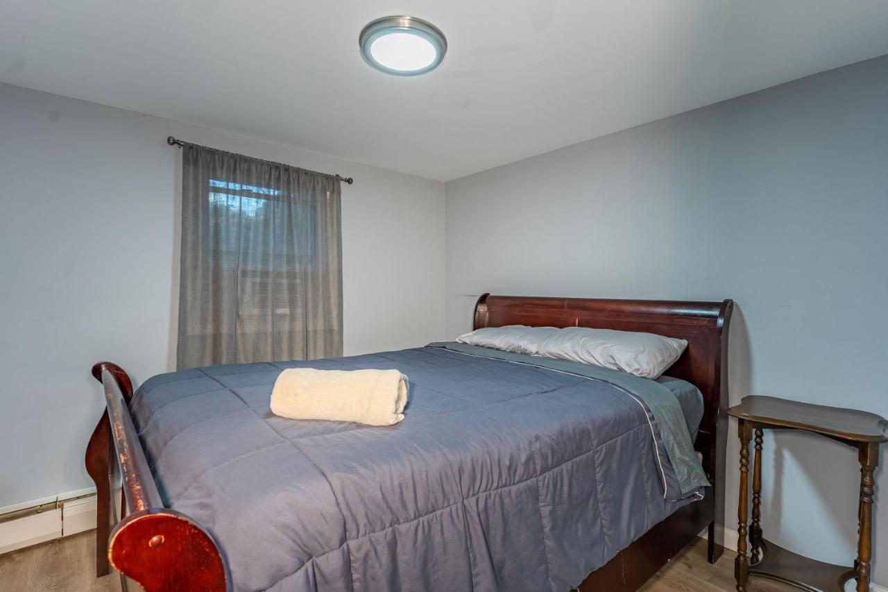 Holiday home Hidden Poconos Farmhouse 6 Bedroom - Nearby Ski! Hot Tub, Game Room, Huge Deck, Bbq Grill, Firepit, Space For Groups! 4 Luxurious Baths Newfoundland