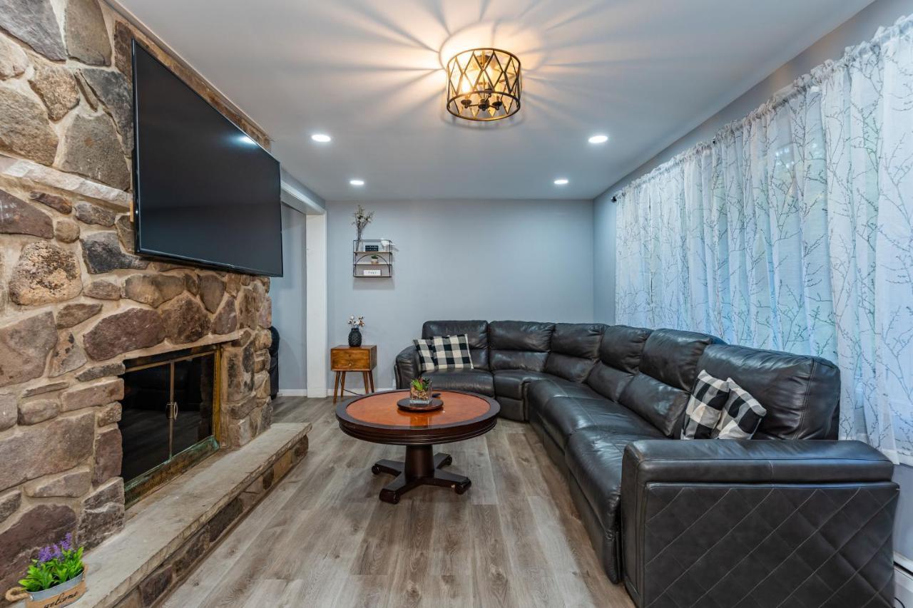 Hidden Poconos Farmhouse 6 Bedroom - Nearby Ski! Hot Tub, Game Room, Huge Deck, Bbq Grill, Firepit, Space For Groups! 4 Luxurious Baths *