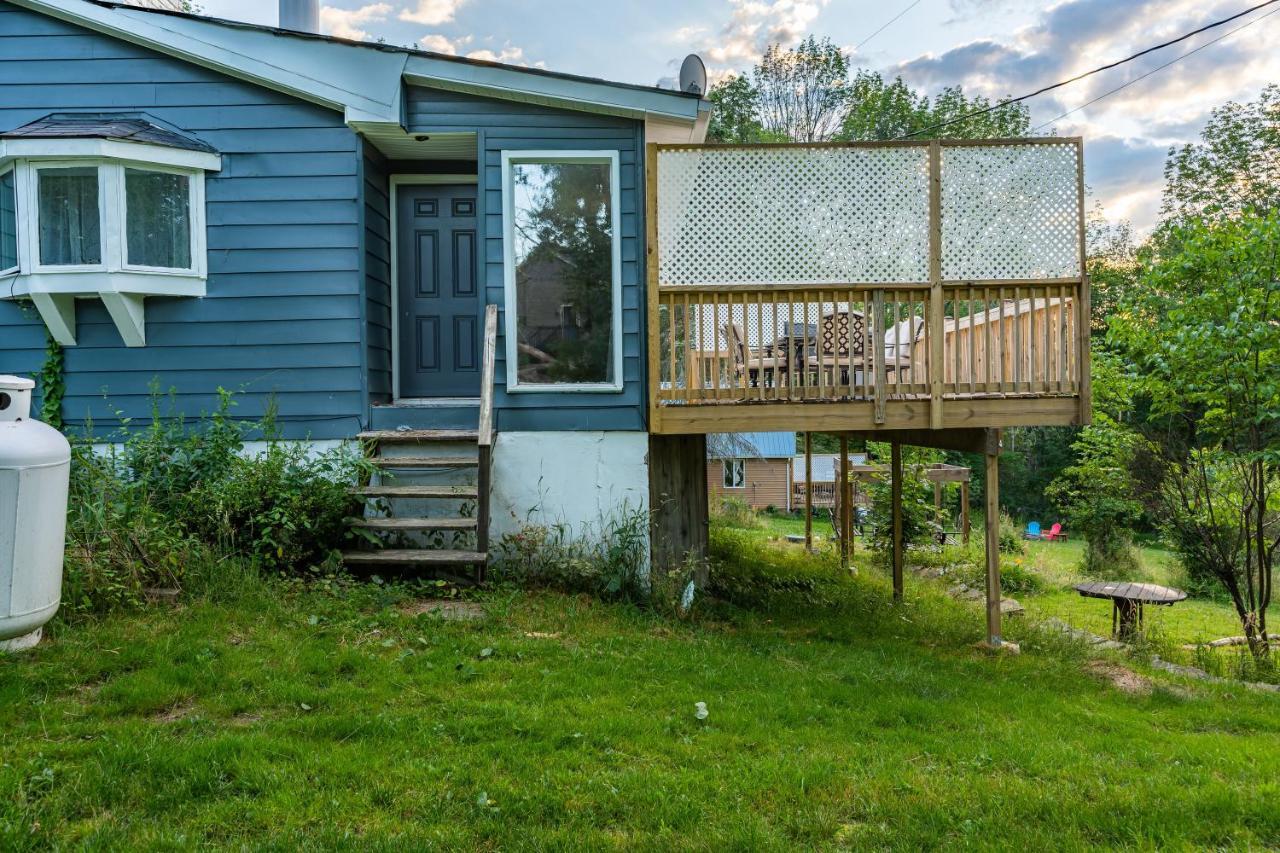 Hidden Poconos Farmhouse 6 Bedroom - Nearby Ski! Hot Tub, Game Room, Huge Deck, Bbq Grill, Firepit, Space For Groups! 4 Luxurious Baths *