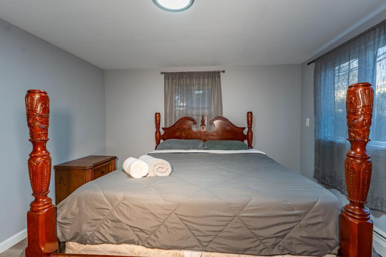 Holiday home Hidden Poconos Farmhouse 6 Bedroom - Nearby Ski! Hot Tub, Game Room, Huge Deck, Bbq Grill, Firepit, Space For Groups! 4 Luxurious Baths Newfoundland