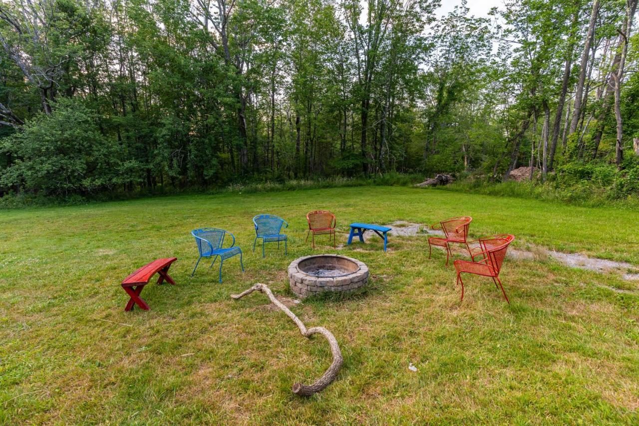 Hidden Poconos Farmhouse 6 Bedroom - Nearby Ski! Hot Tub, Game Room, Huge Deck, Bbq Grill, Firepit, Space For Groups! 4 Luxurious Baths Newfoundland