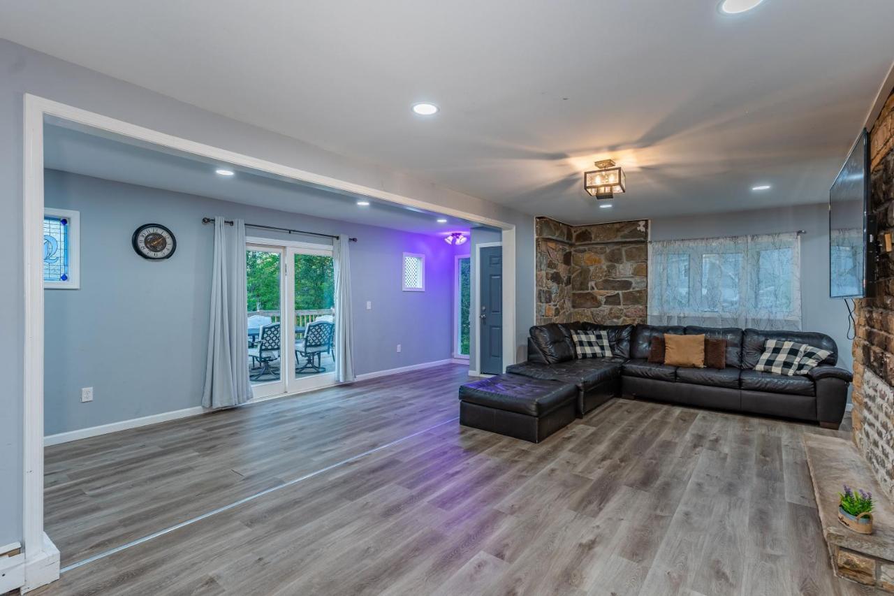 Hidden Poconos Farmhouse 6 Bedroom - Nearby Ski! Hot Tub, Game Room, Huge Deck, Bbq Grill, Firepit, Space For Groups! 4 Luxurious Baths Holiday home Newfoundland