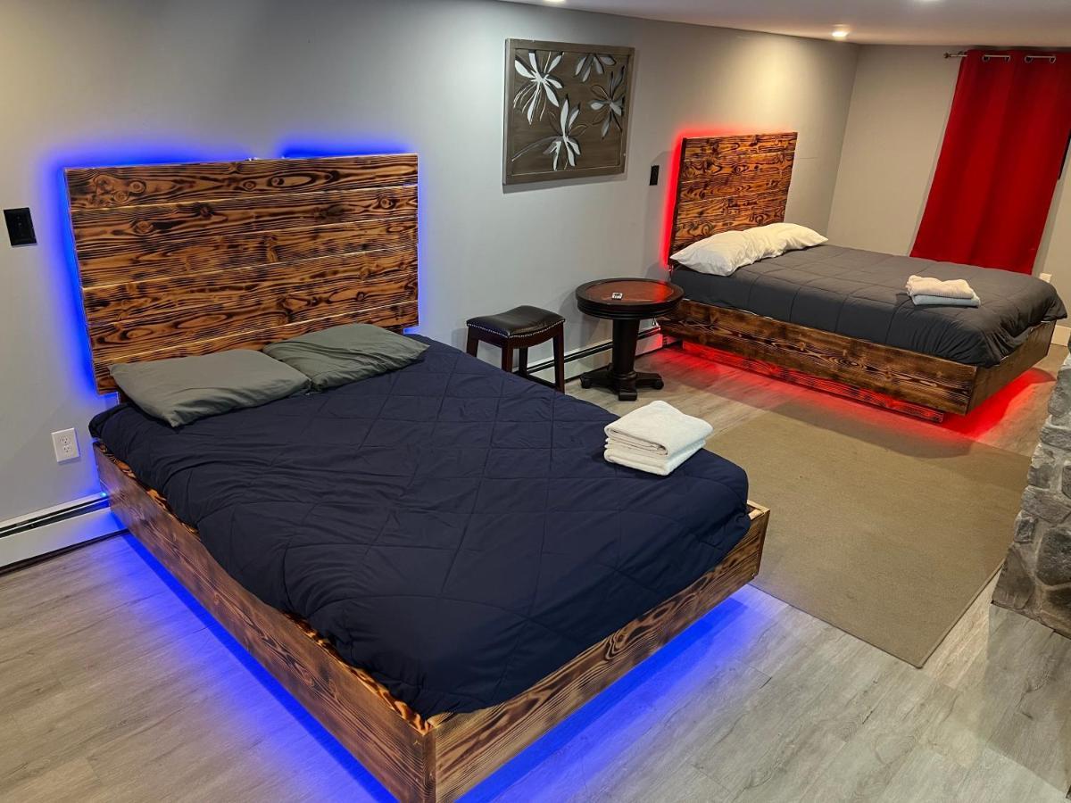 Holiday home Hidden Poconos Farmhouse 6 Bedroom - Nearby Ski! Hot Tub, Game Room, Huge Deck, Bbq Grill, Firepit, Space For Groups! 4 Luxurious Baths Newfoundland